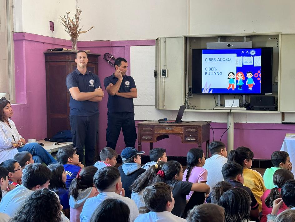 policías y niños en actividad educativa