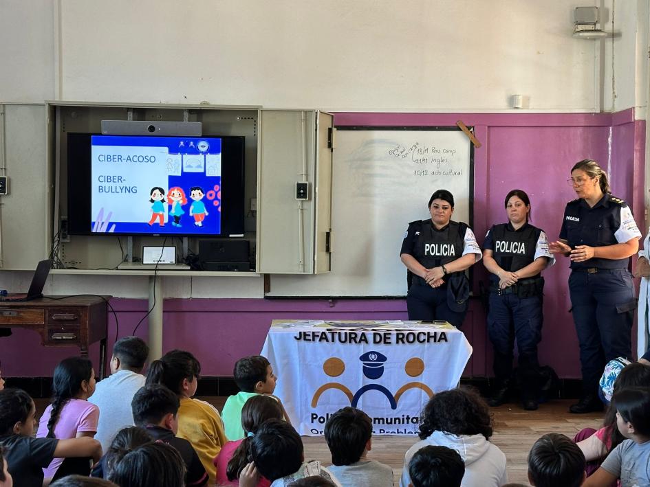policías y niños en actividad educativa