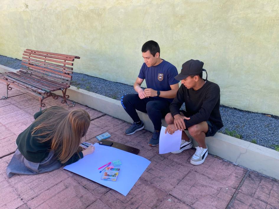 estudiantes realizando tareas conjuntas