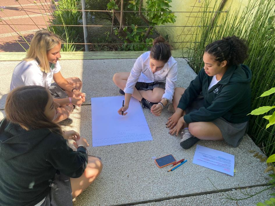 grupo de estudiantes realizando actividad