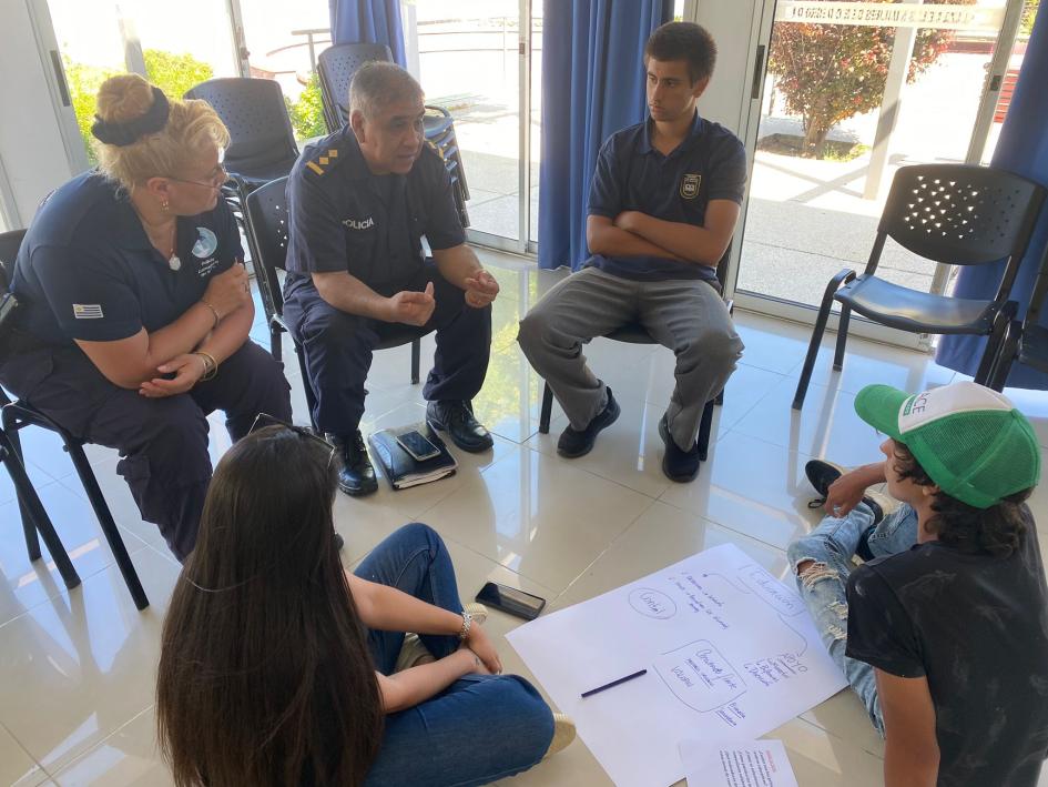 Policía dialogando con grupo de estudiantes