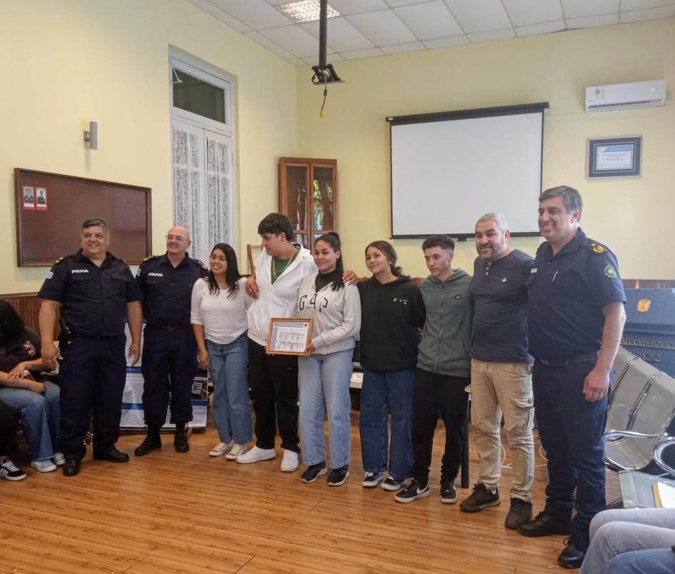 Jefe de Policia Durazno junto a alumnos 