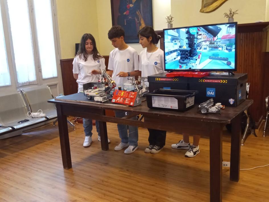 Estudiantes exponiendo a la clase su proyecto