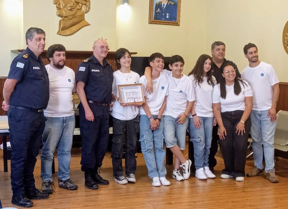 Jefe de Policia Durazno junto a alumnos