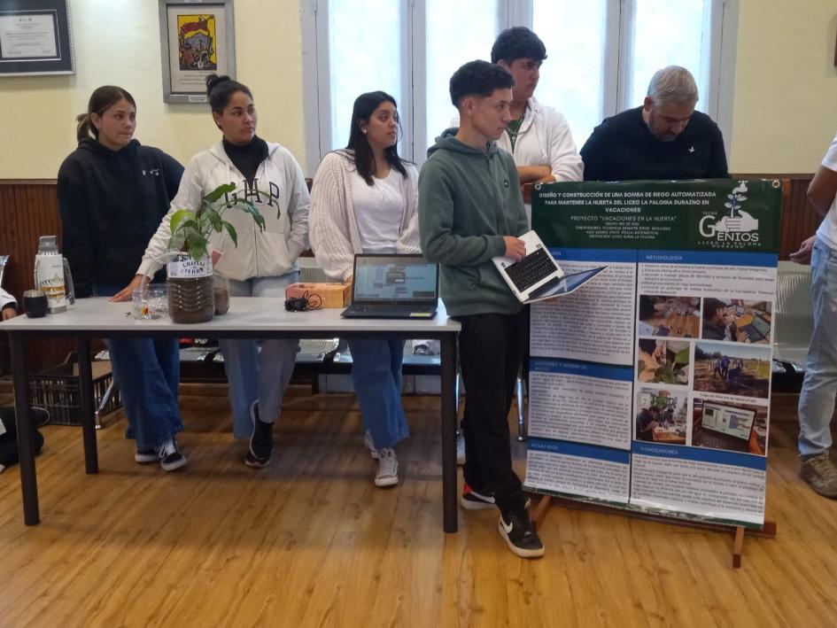 Grupo de estudiantes exponiendo a la clase su proyecto