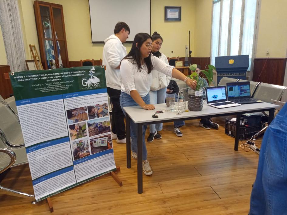 Estudiantes presentando proyecto