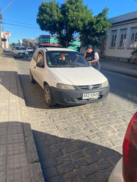 Policía entregando folletería informativa a conductores