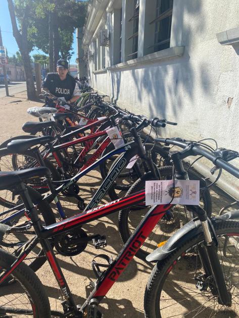 Policía colocando folletería en bicicletas estacionadas