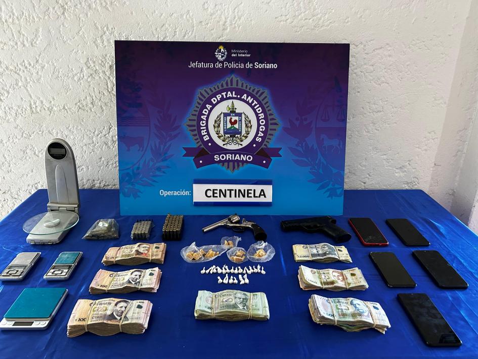 dinero, armas, proyectiles, celulares y sustancias estupefacientes incautadas en el procedimiento dinero, armas, proyectiles, celulares y sustancias estupefacientes incautadas en el procedimiento