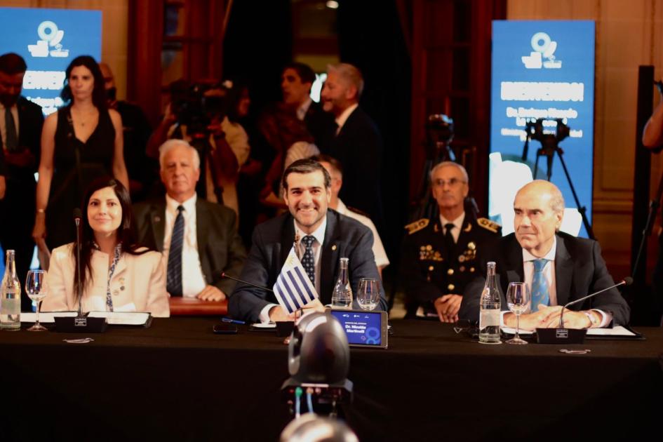 Ministro del Interior junto con el subsecretario del Interior y la directora de Secretaría