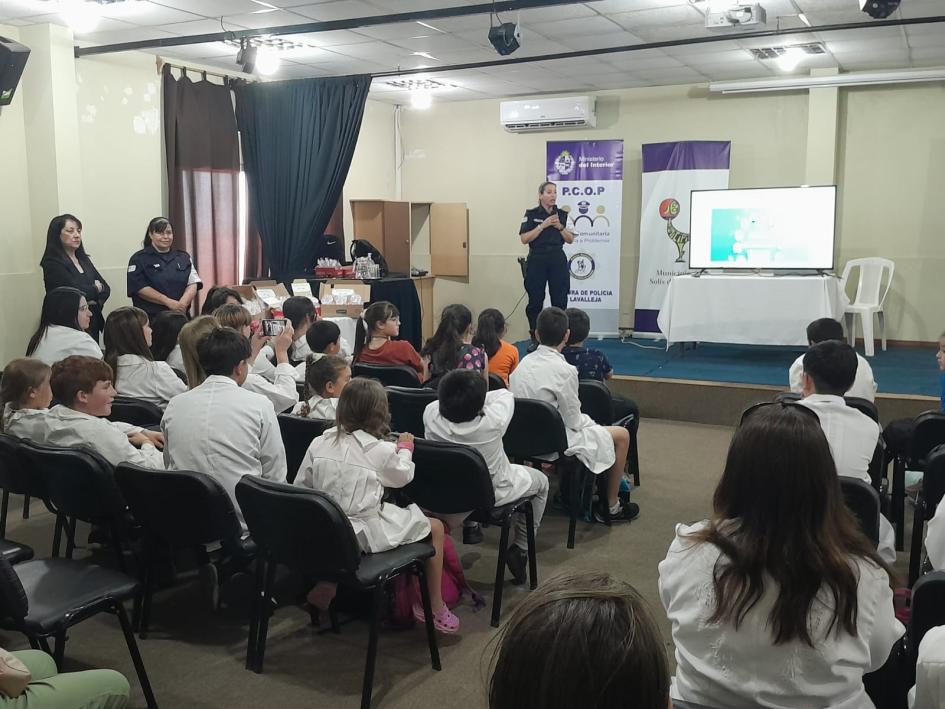 Policías brindando charla a escolares