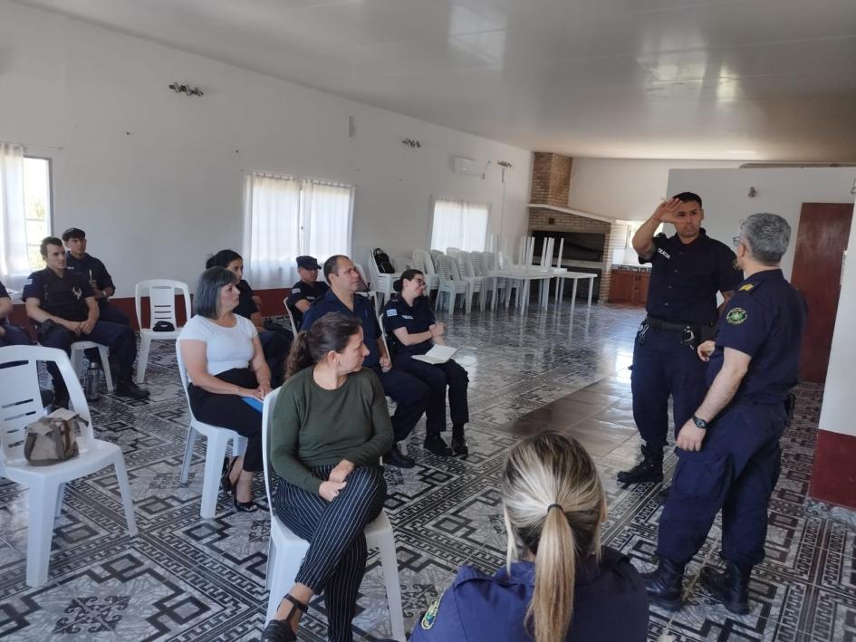 Policías en Charlas