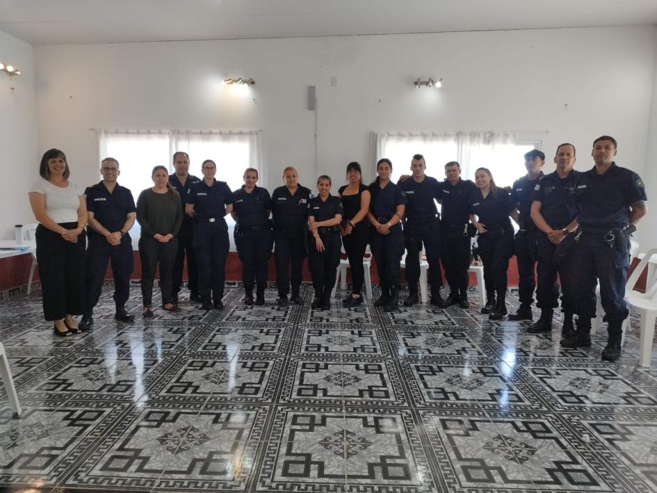 Policías en Charlas