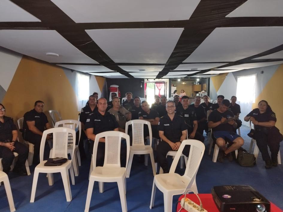 Policías en Charlas