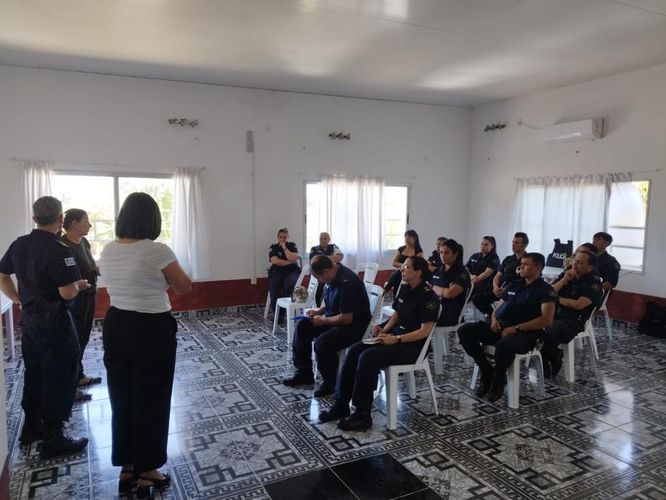 Policías en Charlas