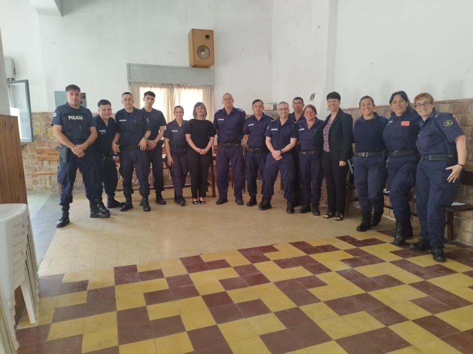 Policías en Charlas