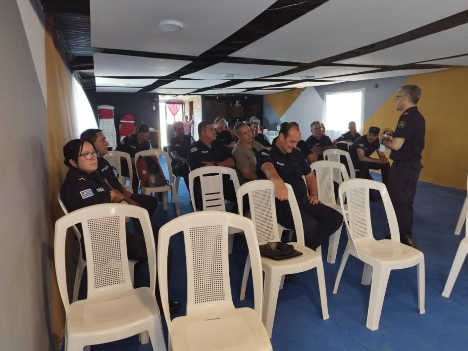 Policías en Charlas