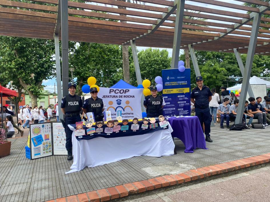 Policías en stand de PCOP