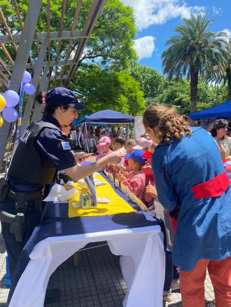 Policías entregando obsequios a niños