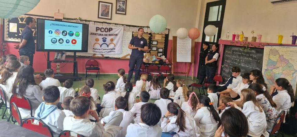 niños escolares de 5º y 6º en taller policial