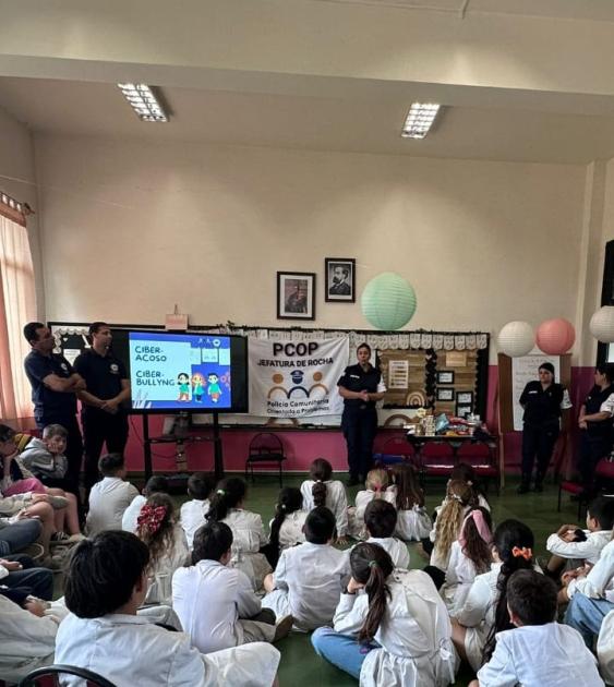 Policías exponiendo taller a escolares