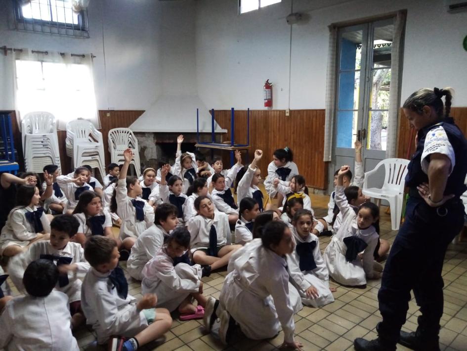 Niños participando de clase con policias