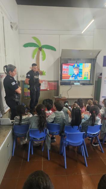 Niños de jardin observando video educativo