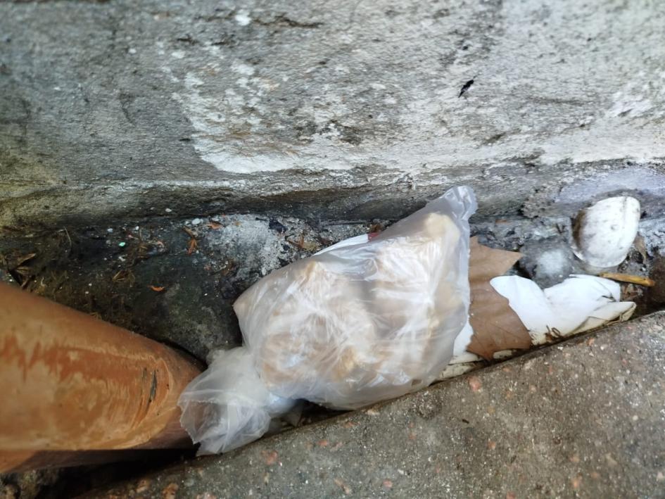 Droga encontrada en una cuneta. Droga encontrada en una cuneta.