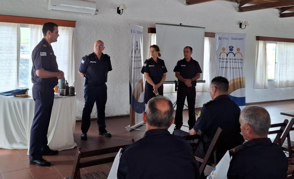 Grupo PCOP exponiendo 