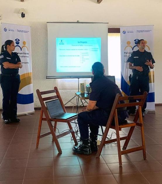 Grupo de policías exponiendo