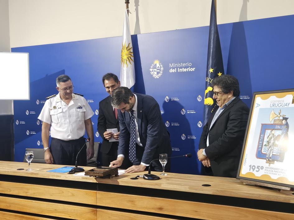 Autoridades realizando el matasellado para autorizar su utilización Autoridades realizando el matasellado para autorizar su utilización