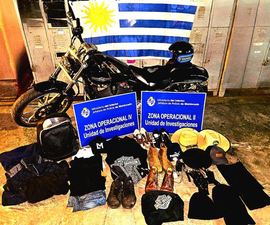 Objetos recuperados y moto incautada Objetos recuperados y moto incautada