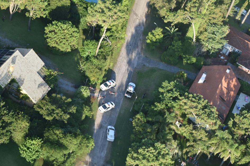 Imagen aérea del operativo Recuperan vehículo robado tras rápido accionar de aviación policial en Maldonado