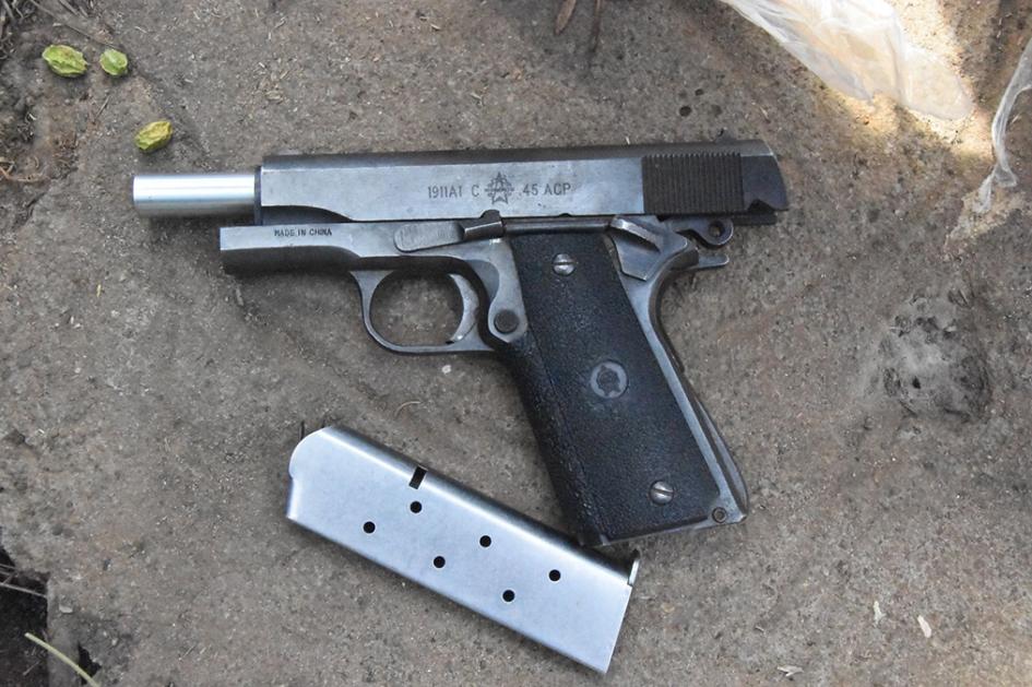 Pistola incautada por la policía. Pistola incautada por la policía.
