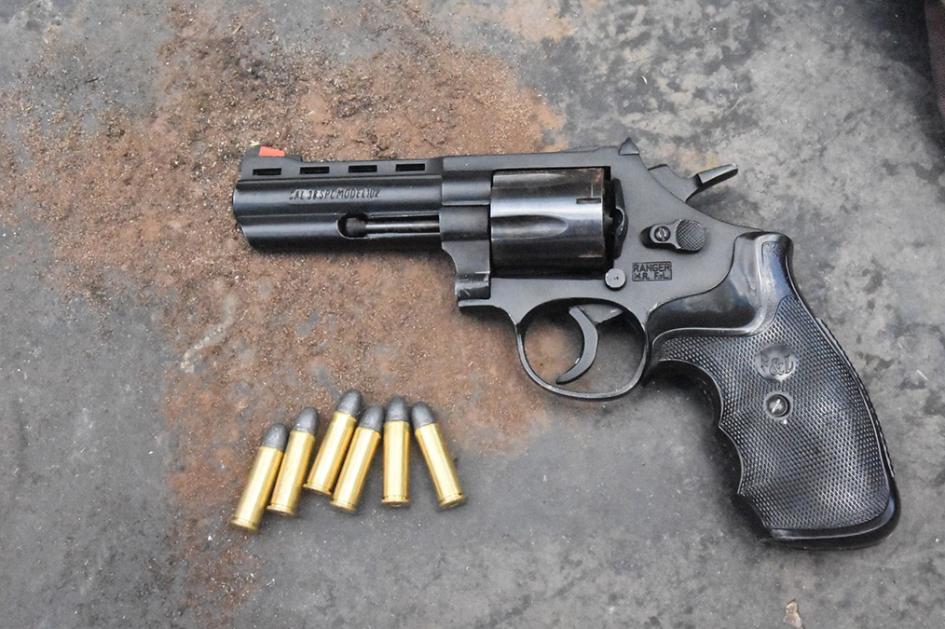 Revolver incautado por la policía. Revolver incautado por la policía.