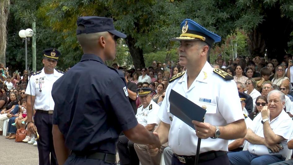 Subdirector Ejecutivo de la Policía entregando un premio Subdirector Ejecutivo de la Policía entregando un premio