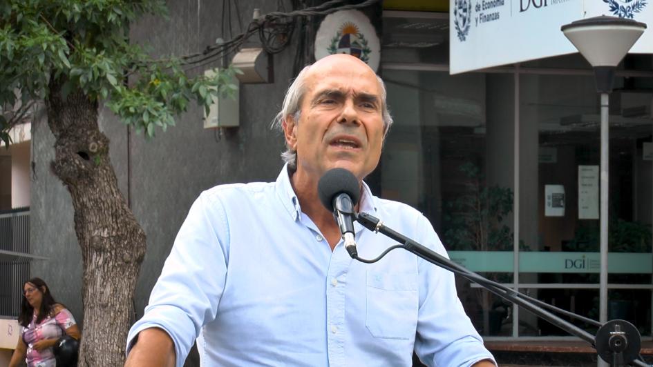 Ministro interino del Interior realizando un discurso Ministro interino del Interior realizando un discurso
