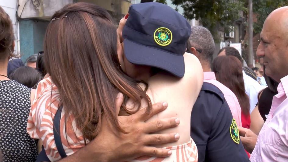 Saludo entre los egresados y sus familias Saludo entre los egresados y sus familias