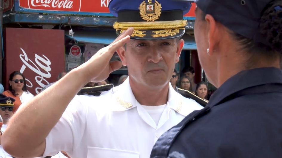 Jefe de Policía de Tacuarembó saludando a un egresado Jefe de Policía de Tacuarembó saludando a un egresado