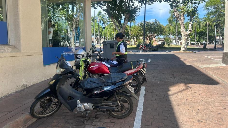 Colocando folletos en motos 