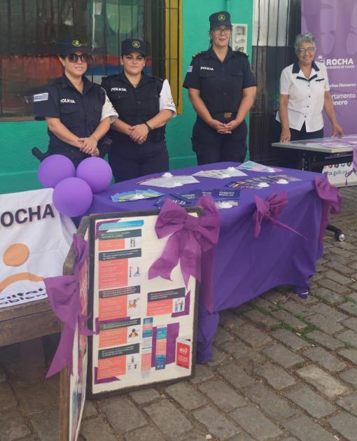 Policías femeninas en stand por el Mes de la Mujer