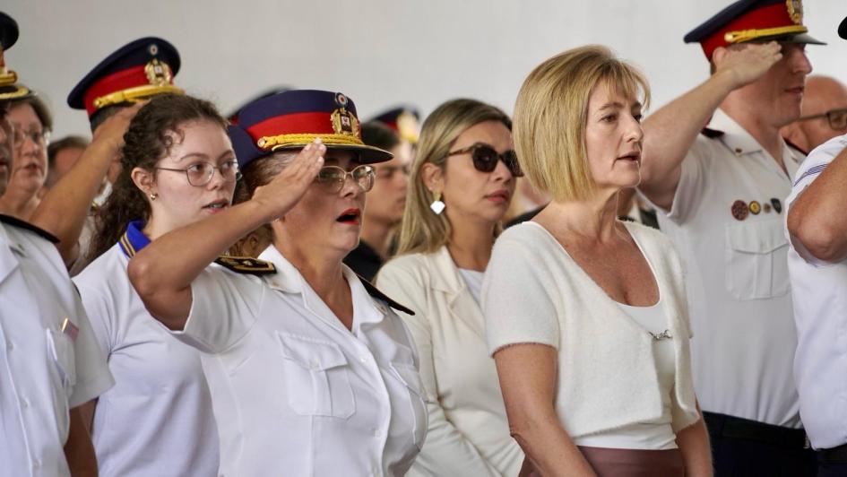 Autoridades cantando el himno Autoridades cantando el himno