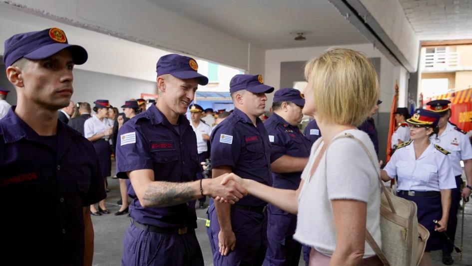 Subsecretaria saludando a efectivos formados Subsecretaria saludando a efectivos formados