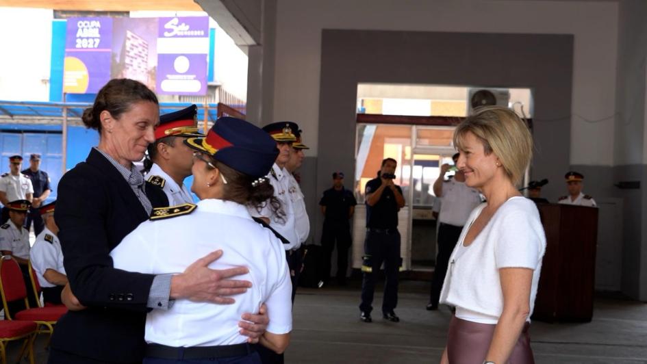 Subsecretaria y Directora de Bomberos saludando a las autoridades impuestas Subsecretaria y Directora de Bomberos saludando a las autoridades impuestas