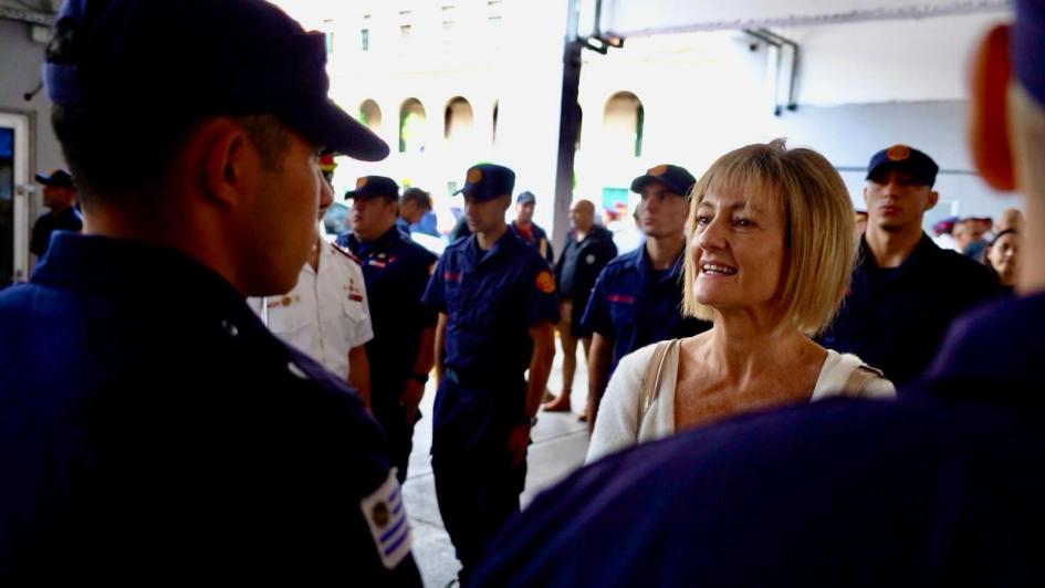 Subsecretaria saludando a efectivos formados Subsecretaria saludando a efectivos formados