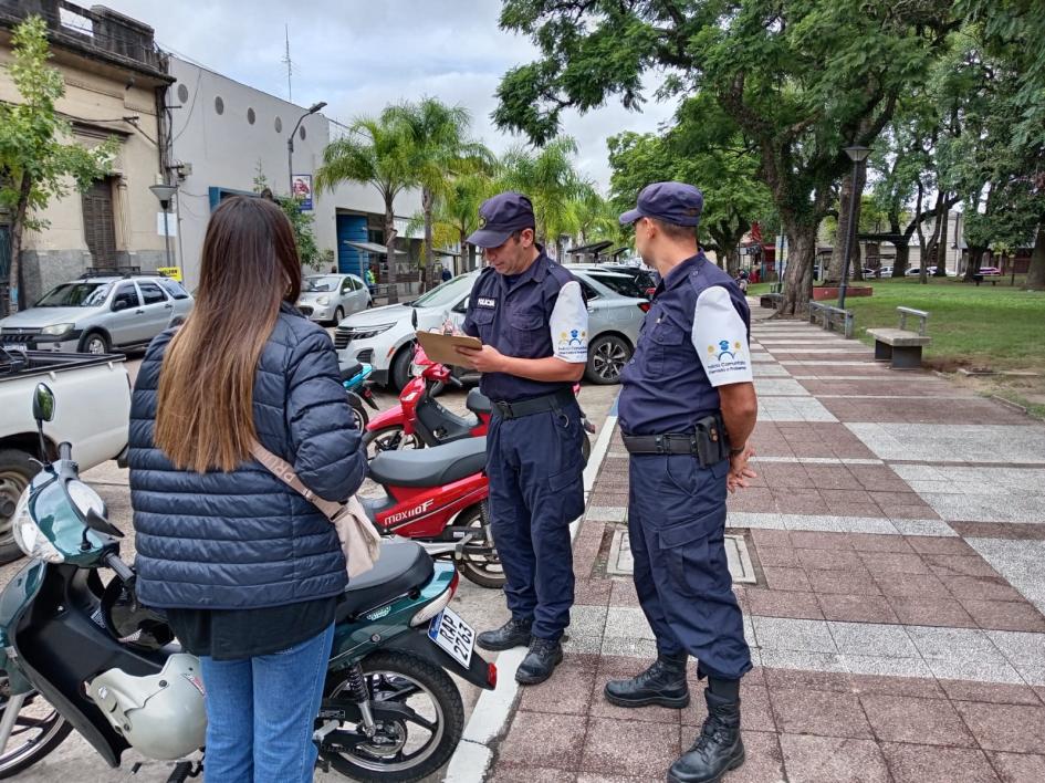 Policias PCOP dialogando con conductores de moto