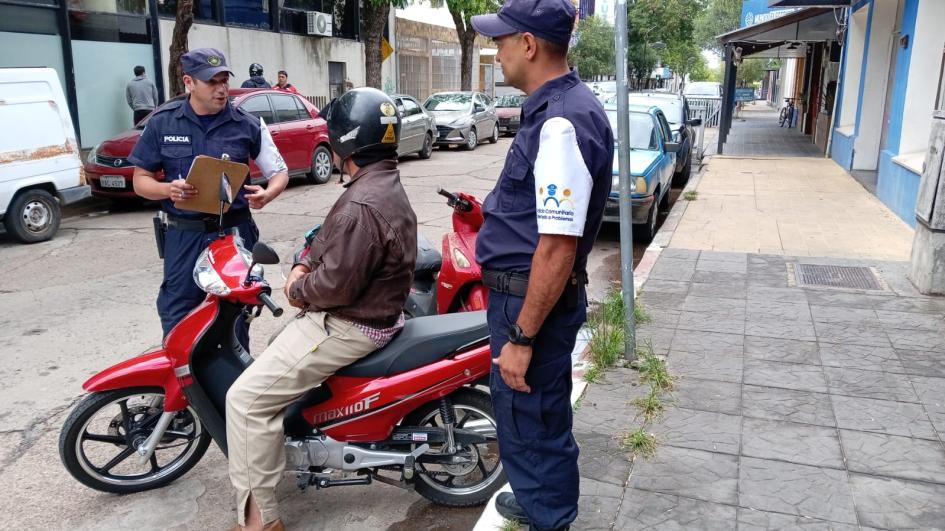 Policias PCOP dialogando con conductores de moto