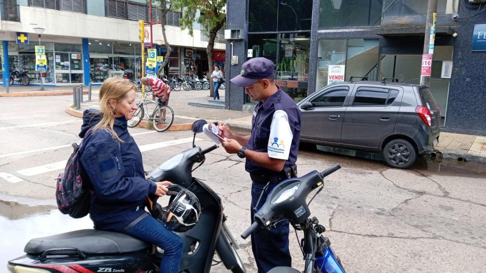 Policias PCOP realizando encuesta a conductores de moto