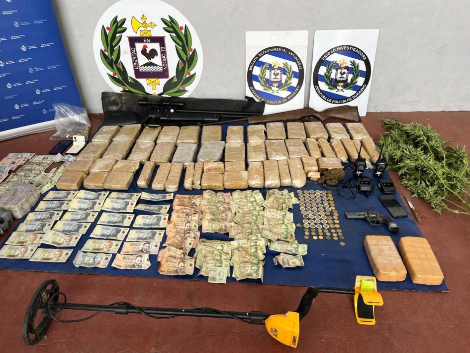 Droga y armas incautadas. Droga y armas incautadas.