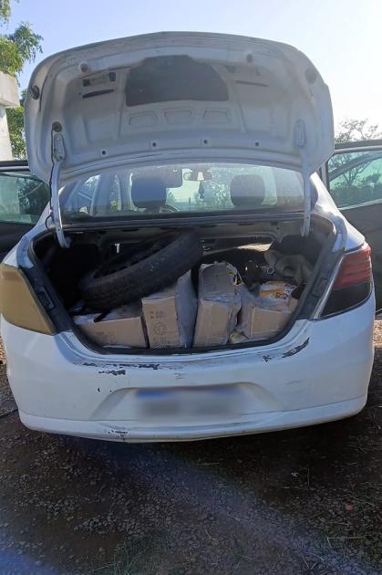 Mercadería de contrabando en baúl de auto incautado por la policía. Mercadería de contrabando en baúl de auto incautado por la policía.